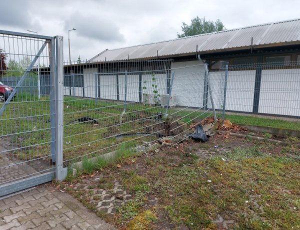 Több rendőrségi autó is próbálta megállítani a kerítésnek ütköző sofőrt