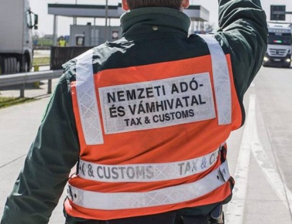 Nemzeti Adó-és Vámhivatal: cigi a tankban                   