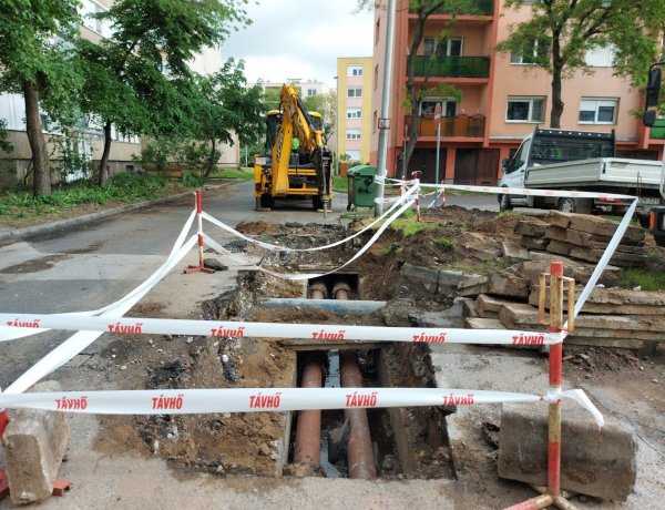 Csőtörés történt az Őz közben, egy szakaszon felbontották az útburkolatot