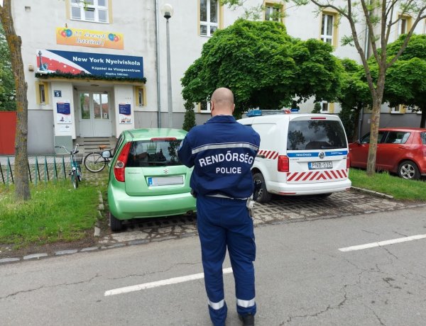 Összeütközött két autó, amikor egyszerre kezdtek el kitolatni a parkolóból a Búza utcán