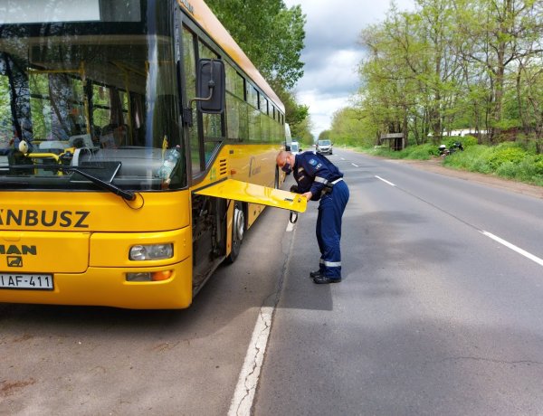 Kinyílt egy busz oldalsó szervizajtaja menet közben és letörte egy jármű visszapillantóját