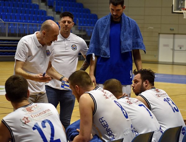 Győzelem a döntő első meccsén - Előny a Cápáknál                                         