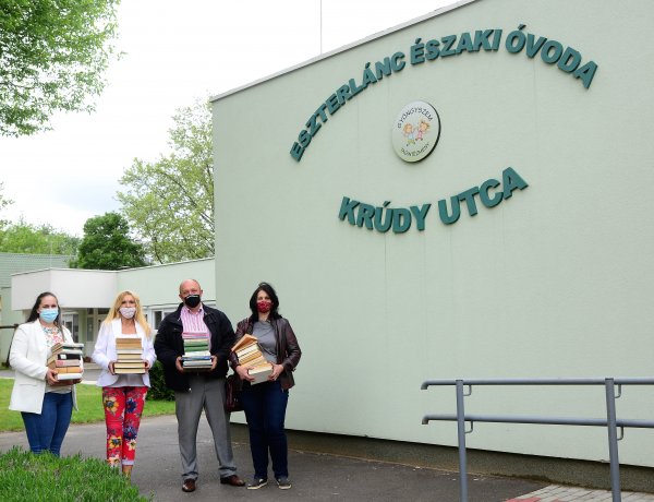 A közösségépítés újabb példája: az ovi könyveket ajánlott fel a sóstóhegyi sulinak!