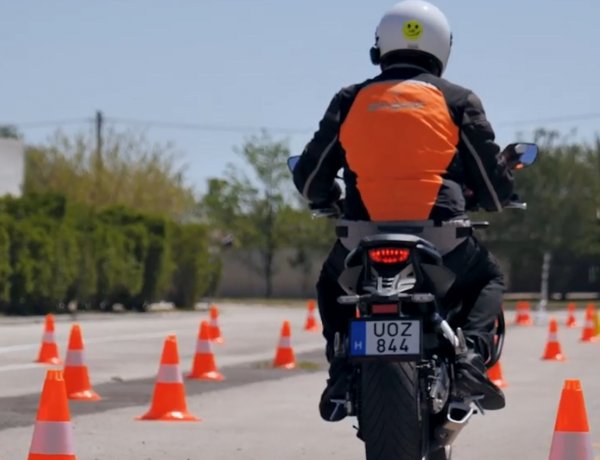 Megújulnak a motoros vizsgák – Talmácsi is kipróbálta a vizsgapályát