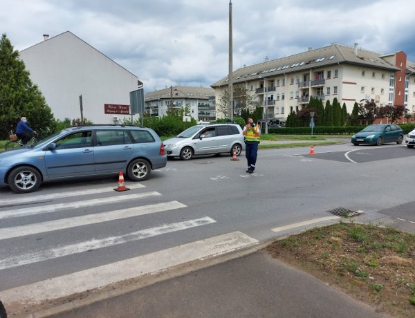 A Kosbor utcán egy kerékpáros és egy gépkocsi ütközött            