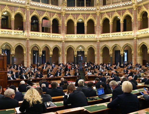 Meghosszabbították a koronavírus-járvány elleni védekezésről szóló törvény hatályát