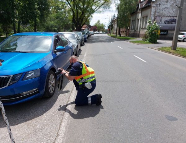 Parkolóban álló járművet húzott meg egy autó a Kossuth utcán              
