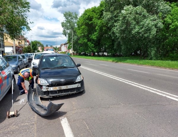 A Hunyadi utcán két személyautó ütközött össze parkolás közben