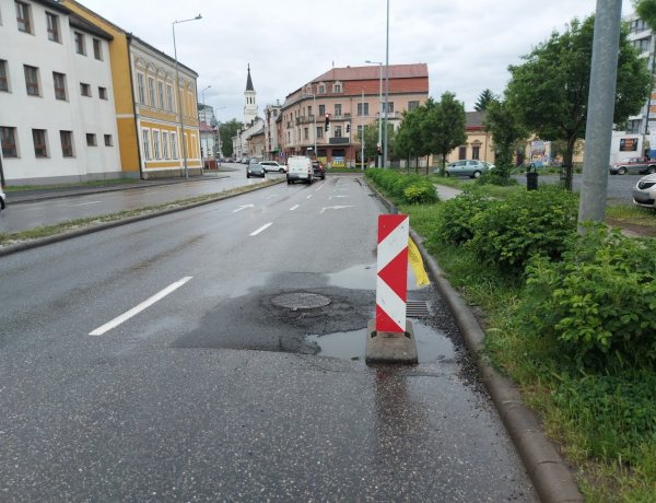 Kátyúba hajtott egy autós az Egyház utcán, a jármű megsérült