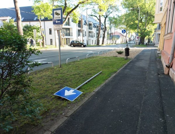 Ismeretlen személy távolított el egy KRESZ-táblát a Tavasz utcánál