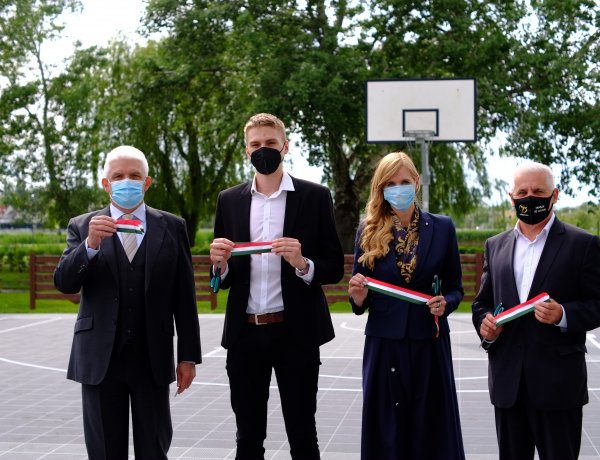 Sitku Ernő emlékére kosárligetet alakítottak ki, valamint mellszobrot is kapott