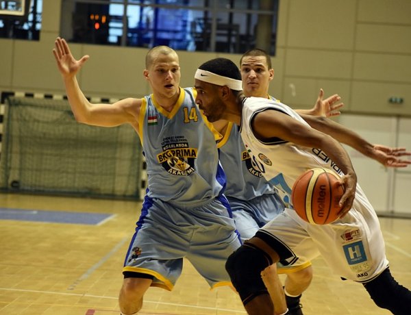 Körömrágós meccsen vereség - Döntetlen az állás a kosárdöntőben