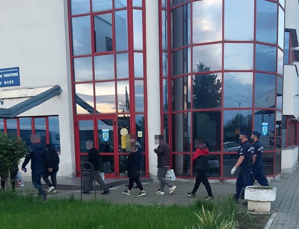 Átadták a rendőrök a tizenhat határsértőt a román határőrizeti szerv munkatársainak
