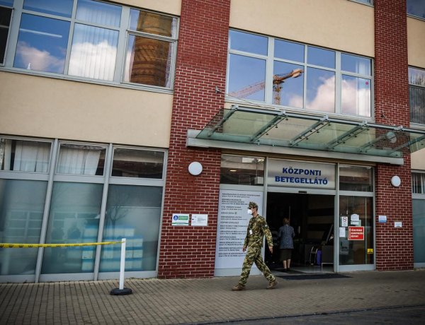 Már mától részlegesen feloldják a kórházi látogatási tilalmat