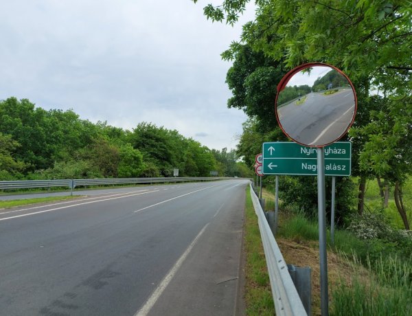 Újabb parabolatükör Nyíregyházán: még biztonságosabb közlekedés a Sóstói úti felüljárón