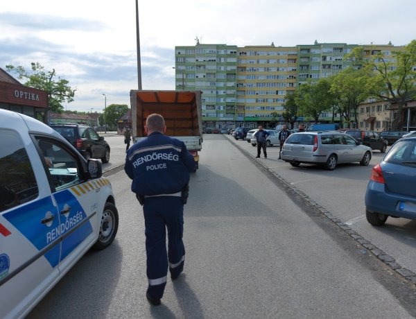 A Búza téri parkolóban ütközött egy kisteherautó és egy személyautó