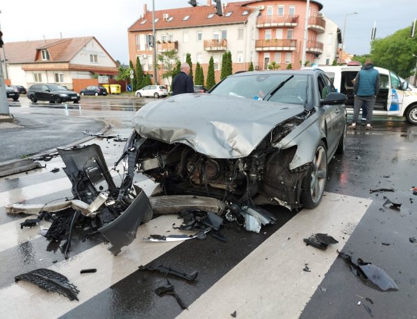Egy busz és egy személyautó ütközött a Bocskai utca és az Inczédy sor kereszteződésében