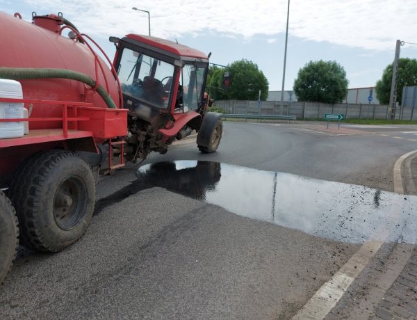Kitört egy munkagép jobb oldali kereke a 36-os főúton, a körforgalomban