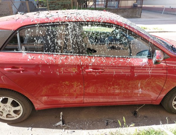 Kigyulladt egy villanyoszlop, a búra és az égő ráesett egy autóra – Jelentős az anyagi kár