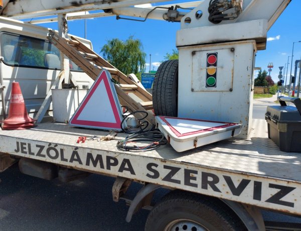 Energiatakarékos, modern KRESZ-táblák váltják a régieket Nyíregyháza több pontján