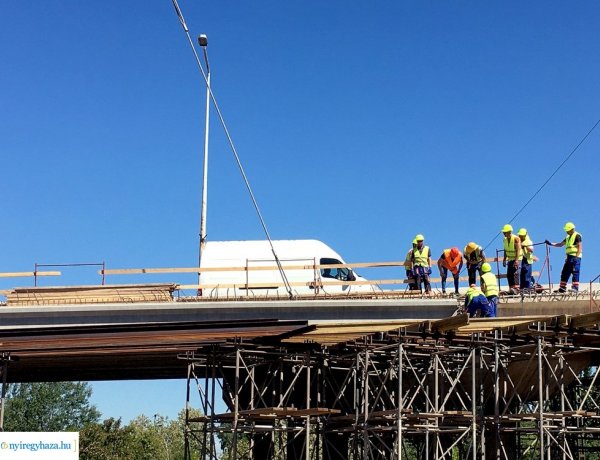 Épül a felüljáró – Beemelték az első gerendákat a Tiszavasvári úti felüljárón