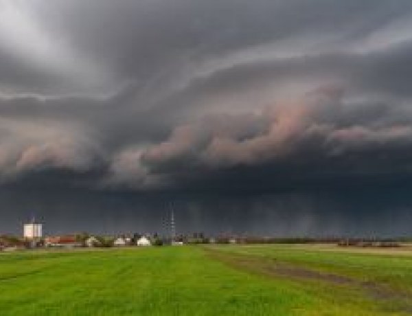 Hidegfront vonul át felettünk, helyenként esőt hoz                  