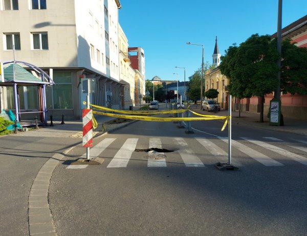 Megsüllyedt az út egy közműfedél mellett a Bercsényi és a Bethlen Gábor utcánál