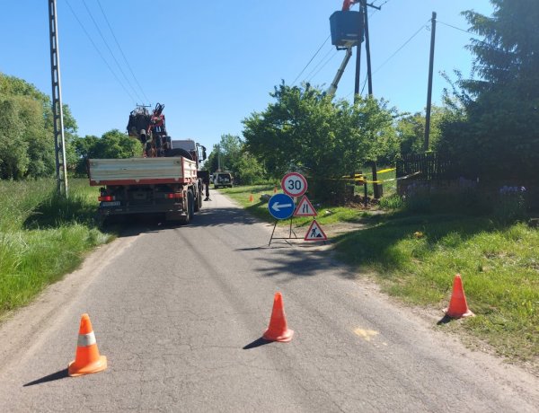 Oszlopokat cserél az E.ON Oroson a Diák utcán                