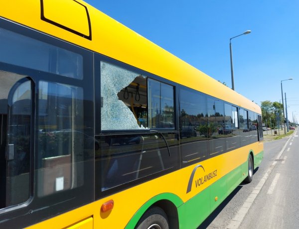 Betörte egy kavics egy autóbusz ablakát a 41-esen, az utasokat leszállították