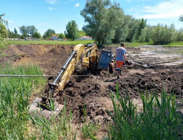Megsüllyedt és elakadt egy munkagép az iszapos területen Nyírtelek belterületén