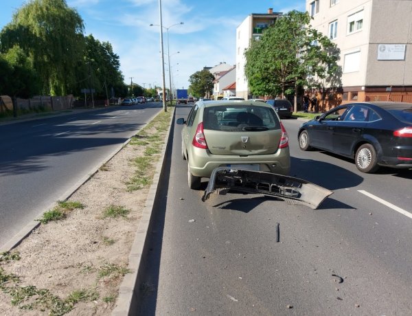 Ráfutásos baleset történt a Mező utca belső forgalmi sávjában