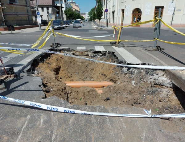Megkezdték a helyreállítási munkálatokat a Bercsényi utcán megsüllyedt útszakaszon