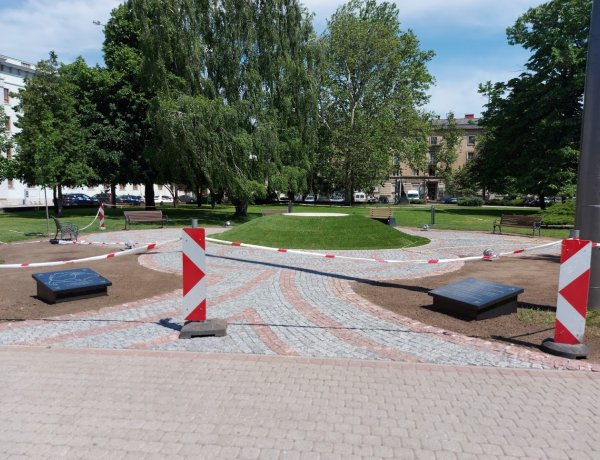 Érkezik az emlékmű – Hétfő hajnaltól forgalomkorlátozásra kell számítani a Hősök terén