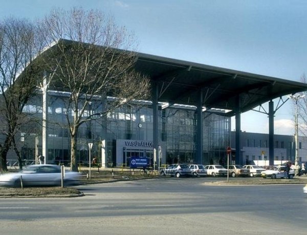 A MÁV és a Volánbusz peronjain már nem kötelező arcmaszk viselése