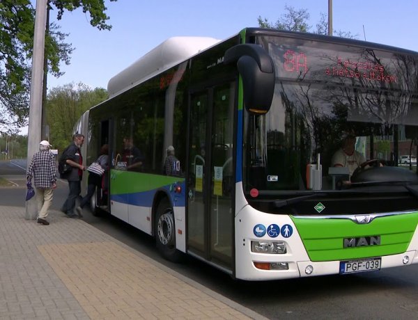 Hamarosan már a MÁV pénztáraiban is vásárolható buszbérlet  