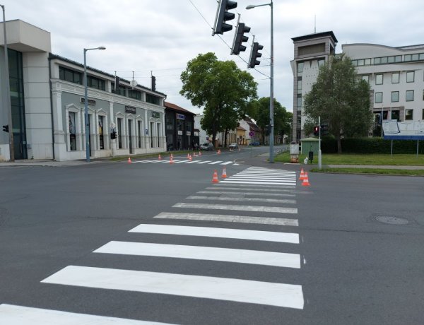Burkolati jeleket festettek hétvégén a Bocskai és az András utca kereszteződésében