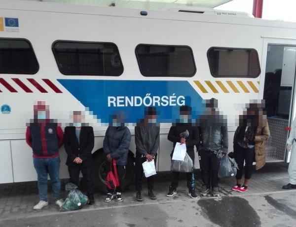 Átadták a rendőrök a tizenhárom határsértőt a román határőrizeti szerv munkatársainak