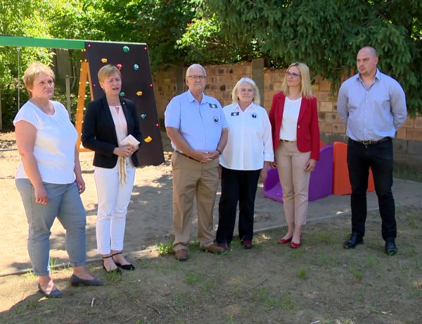 Gyereknapi ajándék – Új játszóteret kapott a Magyar Vöröskereszt anyaotthona