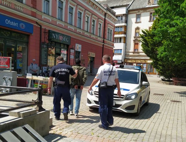 Ittasan járókelőket molesztált egy férfi, a Közterület-felügyelet munkatársai léptek közbe