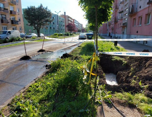 Csőtörés történt az Arany János utcánál, a helyreállítási munkálatokat már megkezdték