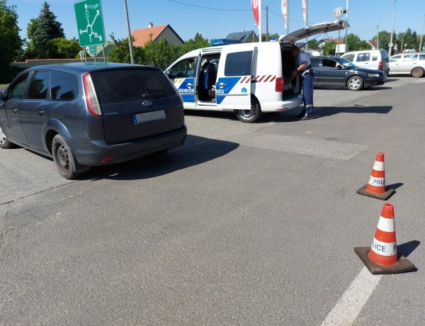 Egy a Tiszavasvári úton található bevásárlóközpont parkolójában ütközött két autó