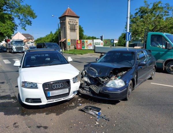 Baleset történt az Orosi úton, a Család utcánál, mindkét sofőrt kórházba szállították