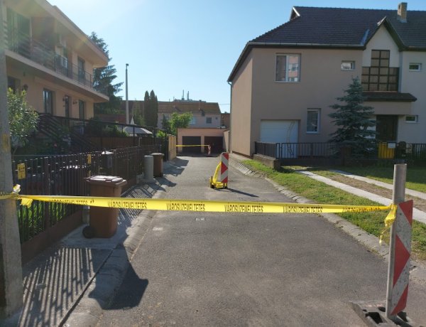 Megsüllyedt az aszfalt a Kodály Zoltán utcában, a forgalmat mindkét irányból lezárták