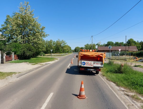 Vízelvezető rácsokat tisztít a Magyar Közút a Westsik Vilmos utcán
