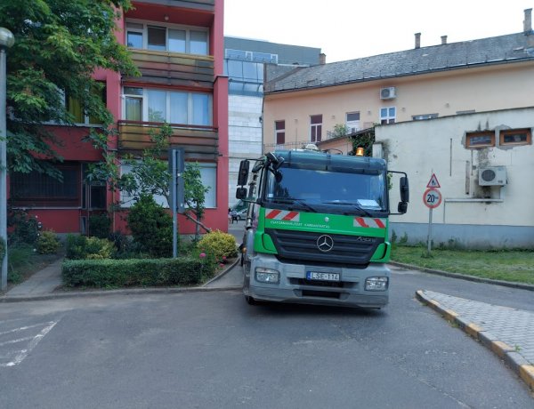 Jövő héten folytatják a csatornamosási munkákat a Piros Ház belső udvaránál 