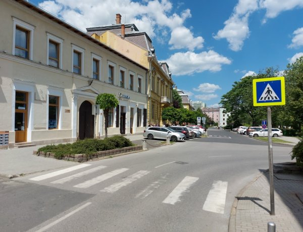 Biztonságosabb közlekedés – Fényvisszaverő KRESZ-táblák a Bercsényi utcán