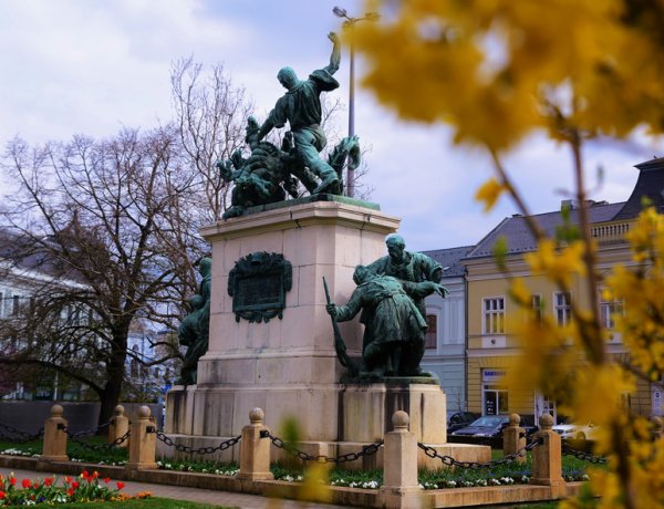 Amiről az utcák mesélnek... - Történelmi séta a Hősök terén 
