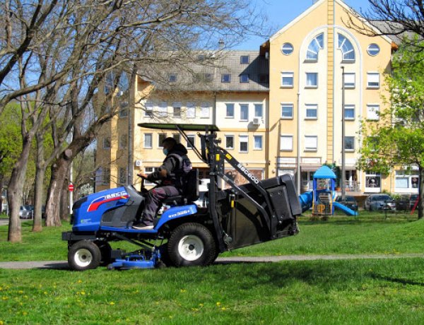 A csapadékos időjárás miatt burjánzik a fű                              