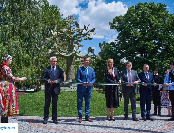 Életfa a Hősök terén – Elkészült a nemzeti összetartozás emlékműve