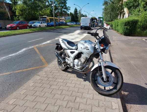 Megcsúszott egy motoros egy autóbuszból kifolyt hűtőfolyadékon